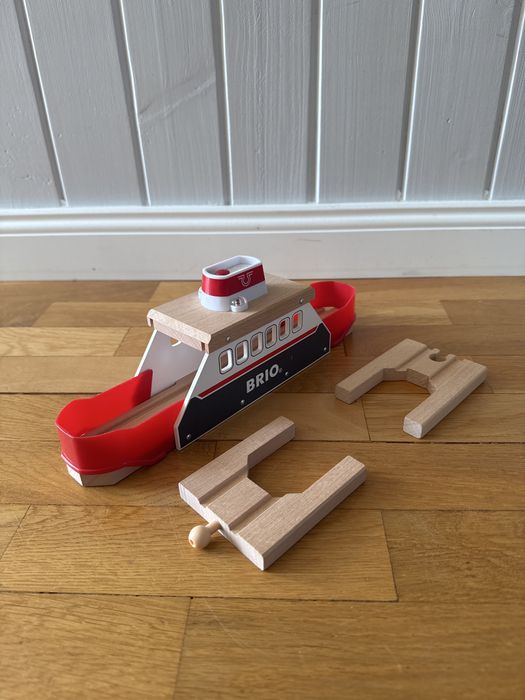 Statek do lokomotyw drewnianych Brio świecący i wydający dźwięk