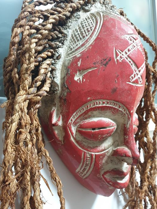 Fantástica grande máscara africana em madeira esculpida à mão