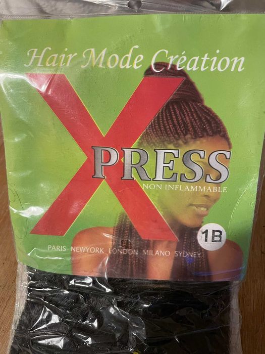 3 emb. X-Pression (X-Press Ultra Braid / Rich Braid), na cor 1B (preto natural / off black), projetada para fazer tranças como box braids e twists