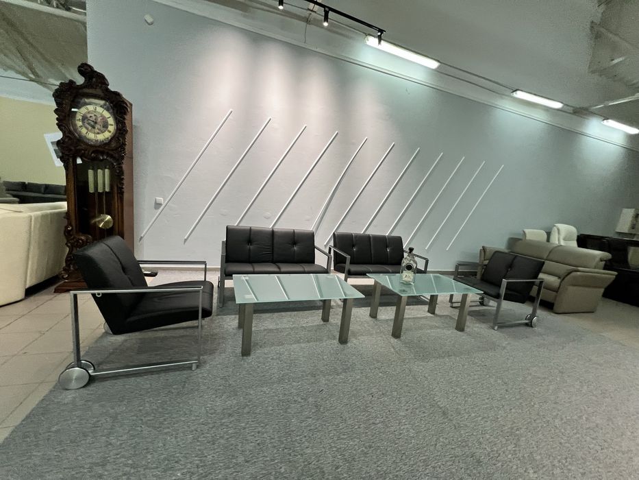 Офіс два крісла два дивани шкіряні два скляні столики