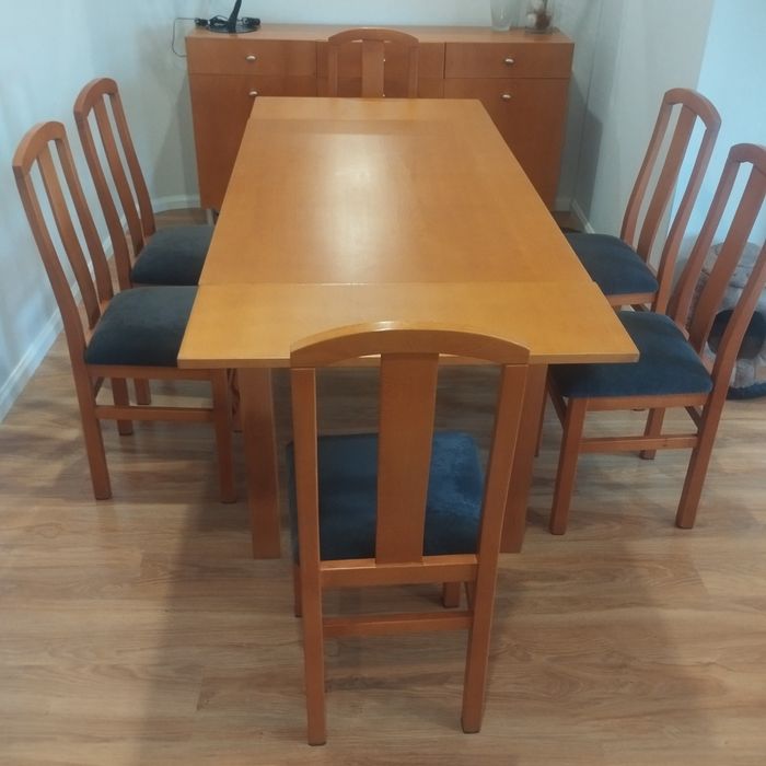 Mesa de sala de jantar com 4 cadeiras .