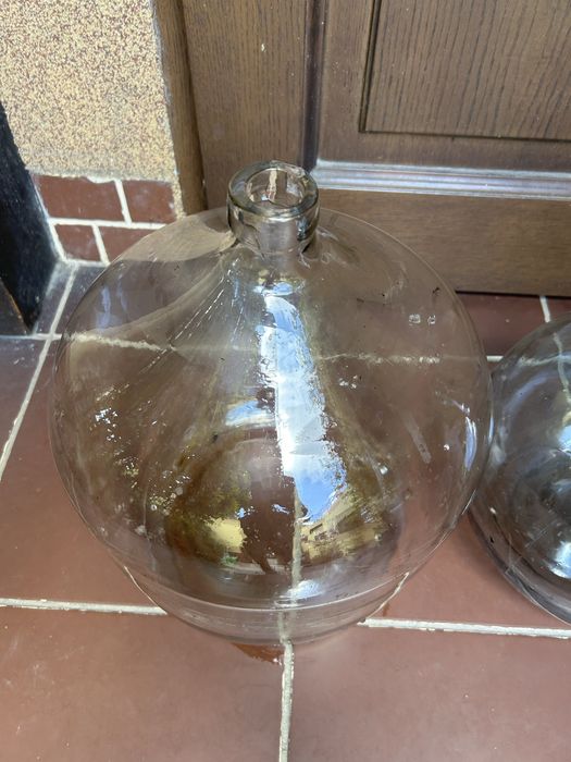 Dwa dymiony gąsiary na wino