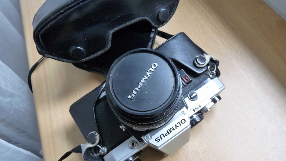 Aparat  OLYMPUS  OM10  z Obiektywem Zuiko 1,8  Olympus i z futerałem
