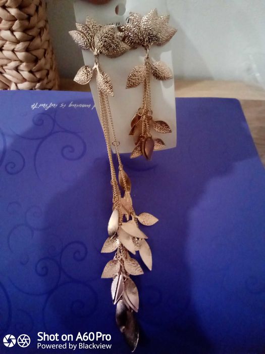 Серьги лепестки,золото.Одна длина 10 см,другая -28 см.Новые