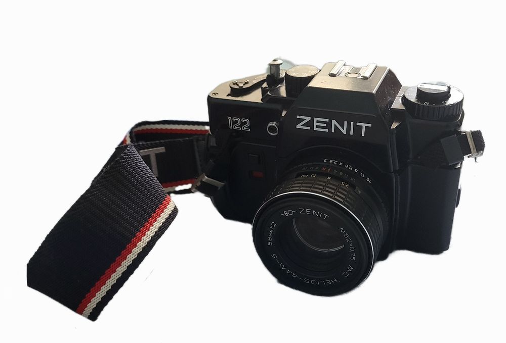 Lustrzanka Zenit 122 z obiektywem MC Helios-44M-6 58mm 1:2 z pokrowcem