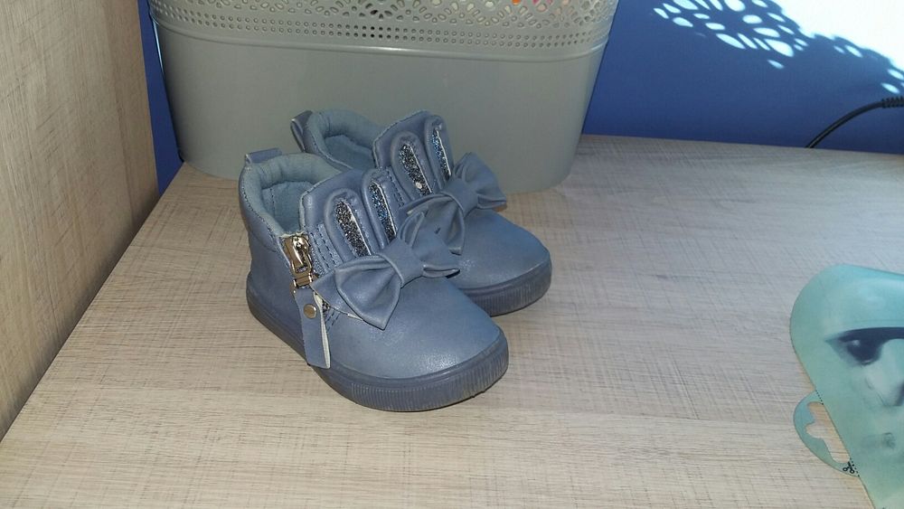 Buty rozm. 19 kokardka, cekiny, zamki