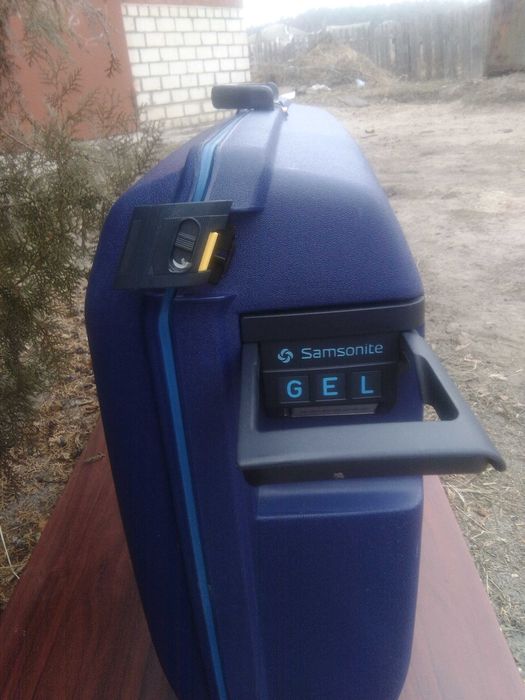 Чемодан на колесах с ручкой