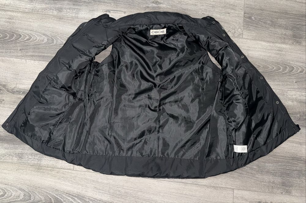 Жіноча чорна желетка