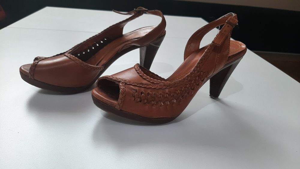 Buty na obcasie bez palcy.  Skórzane brązowe
