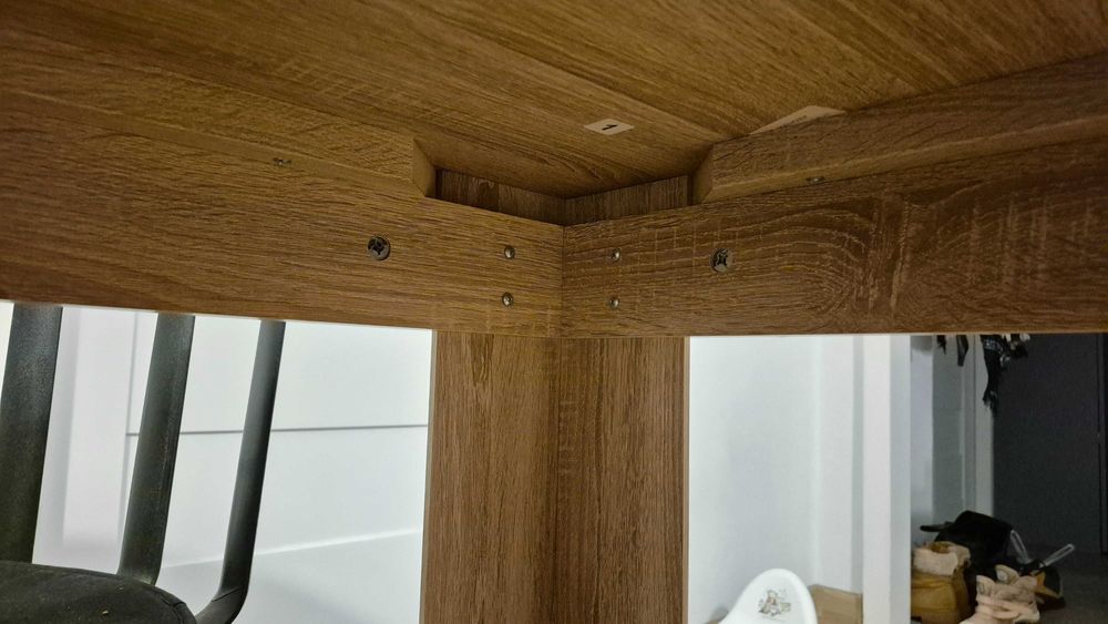 Stól do jadalni dużwgo pokoju stabilny