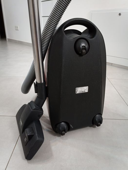 Продам пилосмок Miele C2