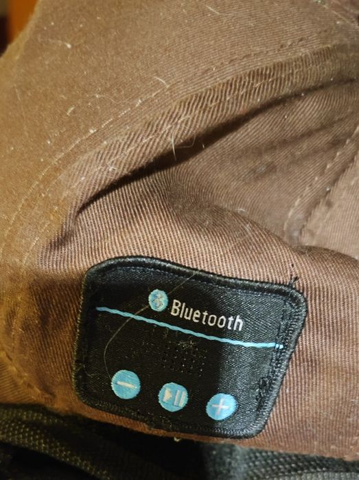 Boné com phones de ouvido