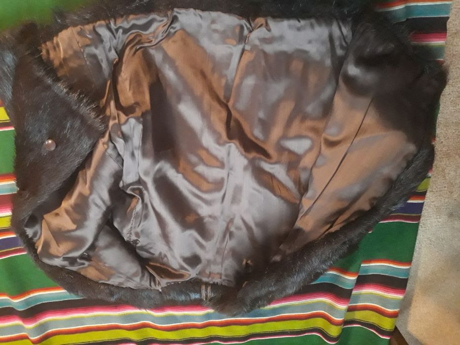 Piękne czekoladowe futro naturalne