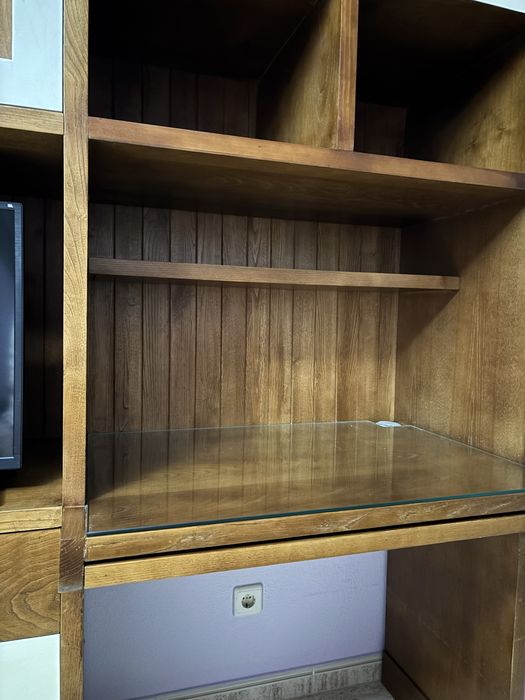 Conjunto de armário, cama e mesa de cabeceira de madeira à medida