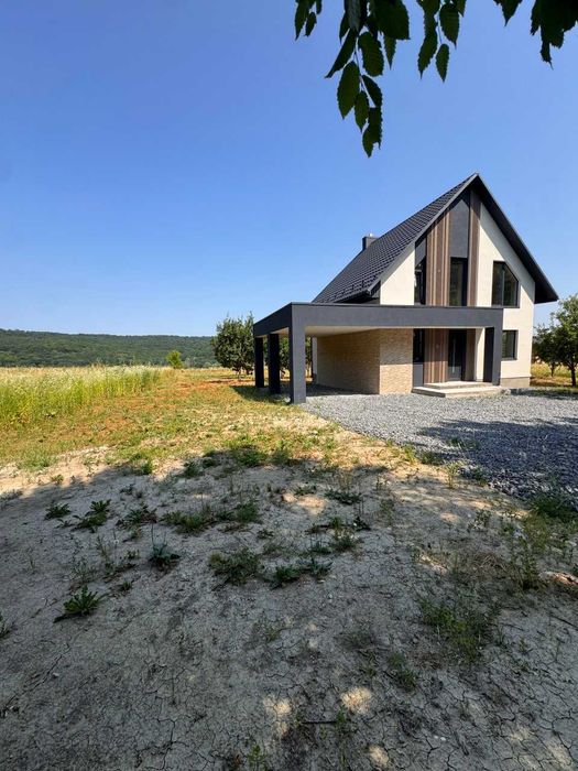 Продається сучасний будинок біля лісу в селі Валя Кузьмина