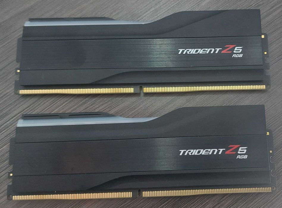 Kit Memória RAM G.SKILL Trident Z5 RGB 32GB (2x16GB) DDR5-5200MHz CL36 (36-36-36-83) 1.2V Preta