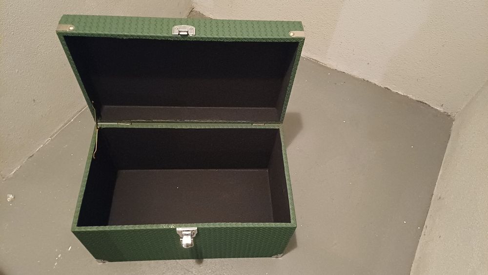 Baú de madeira de cor verde