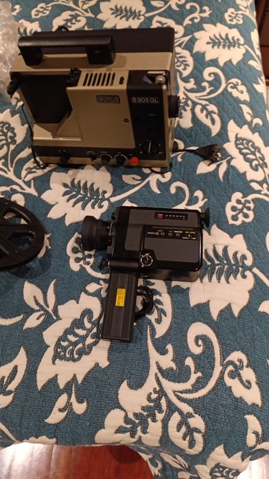 Câmara de filmar com projector.