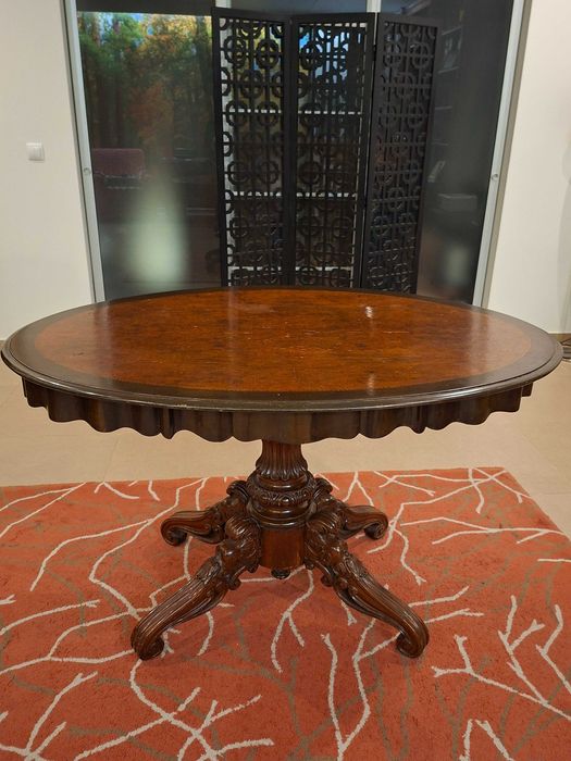 Mesa romântica de madeira