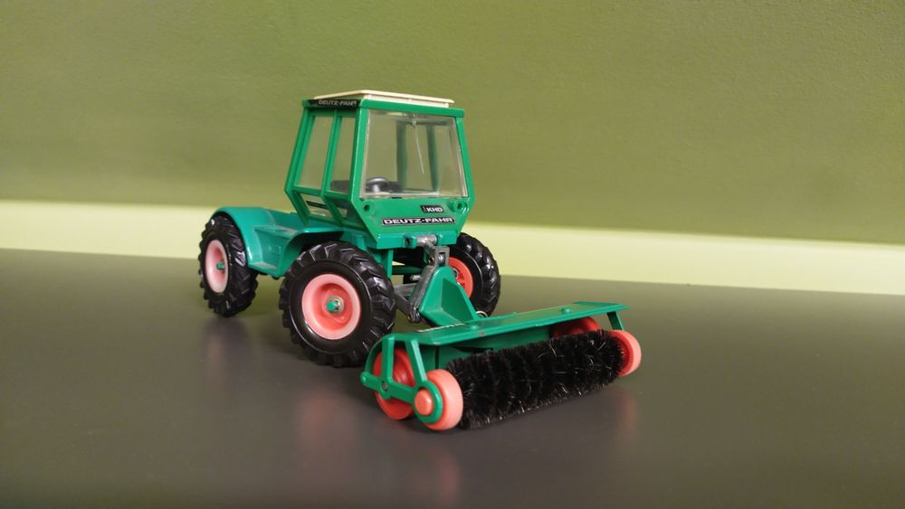 Gama traktor Deutz Fahr plus zamiatarka jak siku Britains 1 32