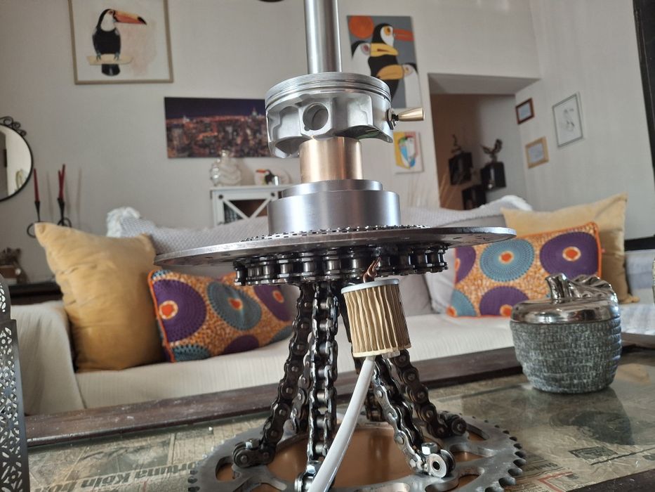 candeeiro único  e uma obra de arte