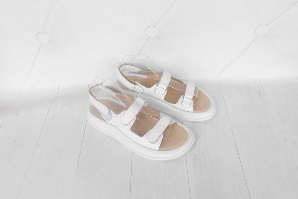 Білі дитячі шкіряні босоніжки