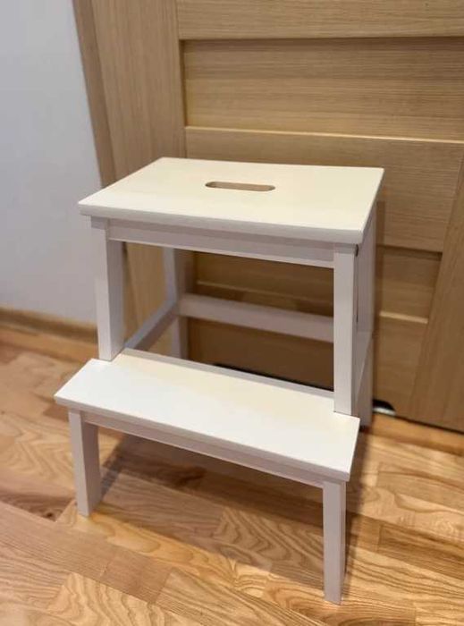 Biały taboret/stołek drewniany, 2-stopniowy