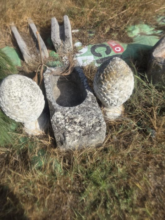 Pias rusticas e caleiras 85 euros .