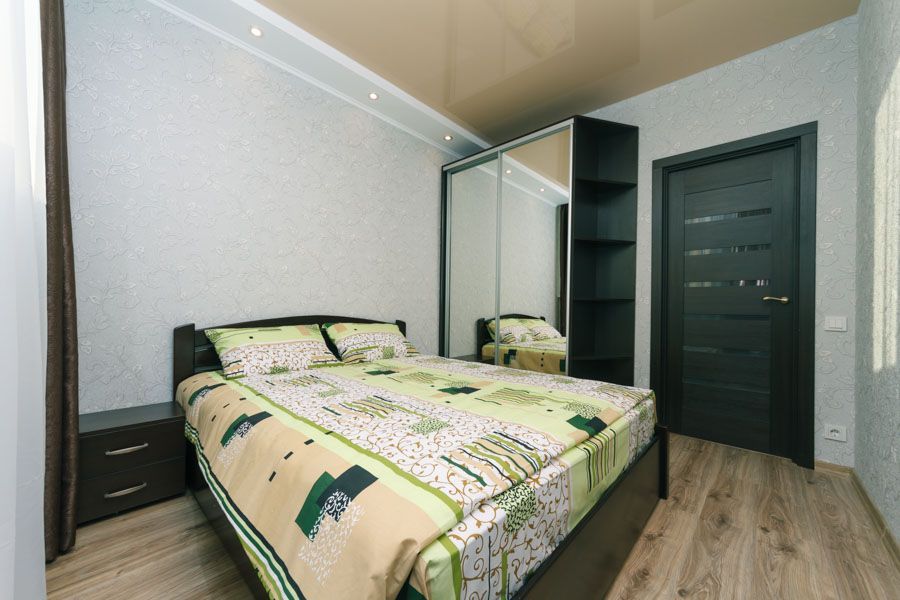 Затишна двокімнатна. При відключенні світла - ліфти працюють, вода є.