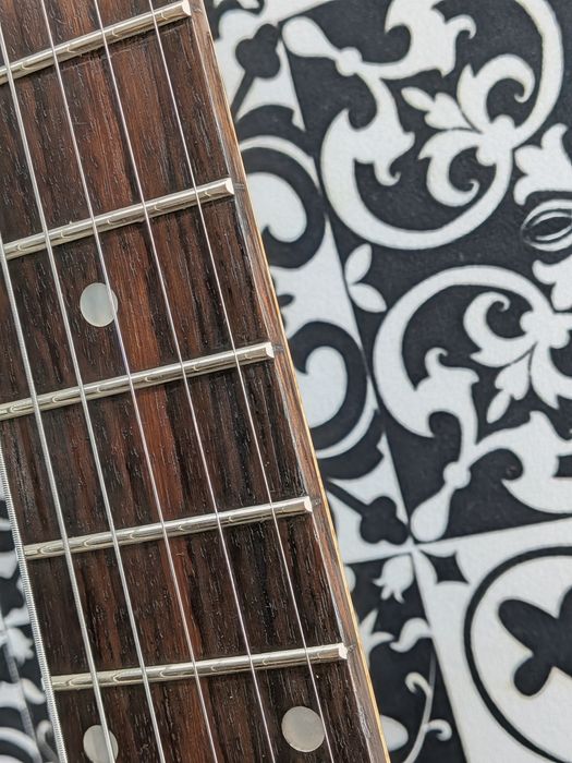 Ashton Super Strat HSS – Totalmente Revista, Regulada e Pronta a Tocar
