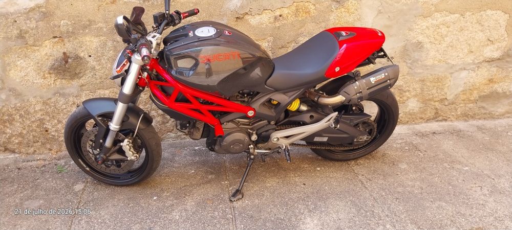 Ducati Monster com muitos extras