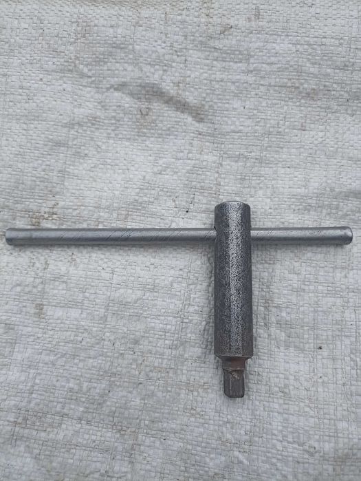 Різцетримач на ТВ-3,4,6,7, ТВШ, ТВ-16, болти, ключі.