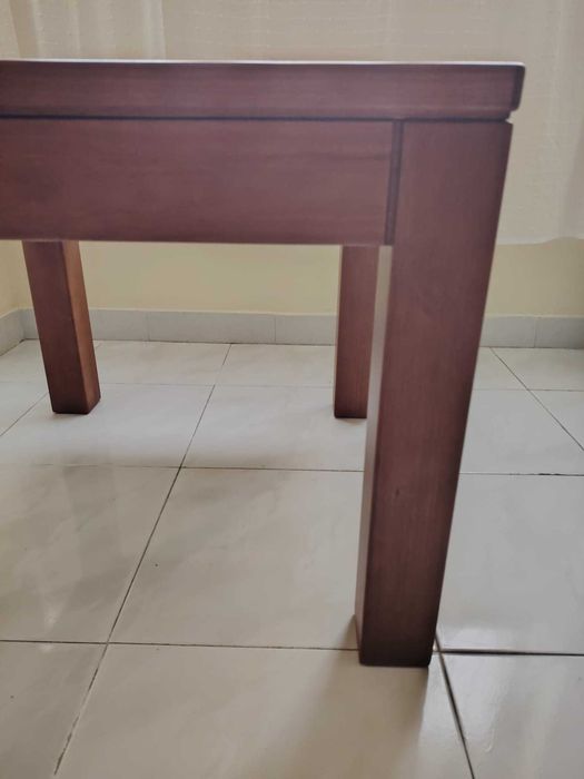Mesa de apoio em madeira cerejeira.