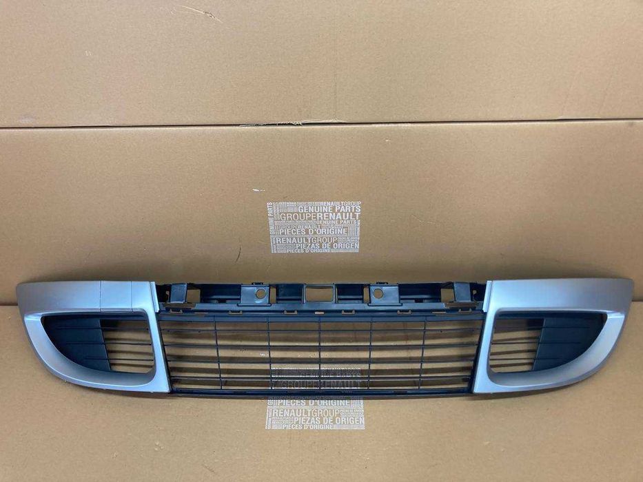 Решітка бампера на Renault Scenic 3 / Grand Scenic 3 2009 - 2011 р.в.