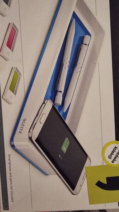 Piórnik z ładowarką indukcyjną