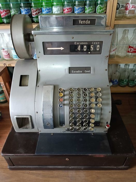 Máquina registadora NARIONAL antiga a funcionar