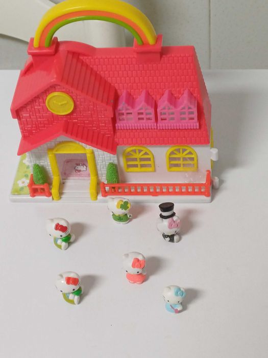 Casa da Hello Kitty com 6 bonecas