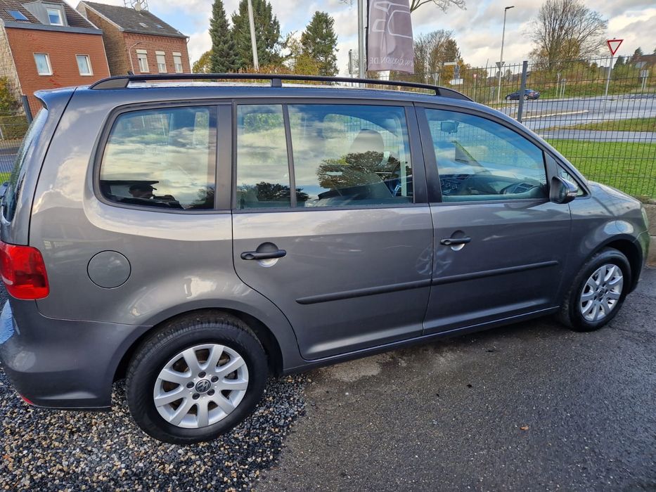 Volkswagen Touran 1.6  Автомат.DSG. 7мест.