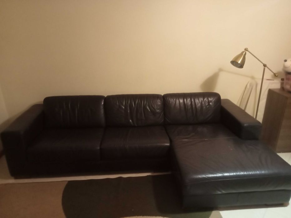 Sofá preto de pele em bom estado