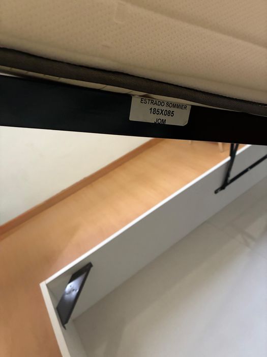 Sommier Branco, 190x90, com estrado de madeira e colchão.