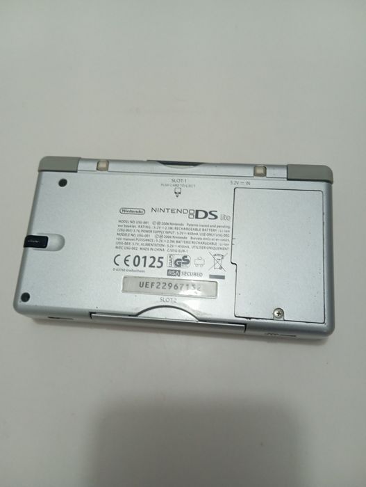 Nintendo DS Lite com mod USB-C (carrega normalmente).