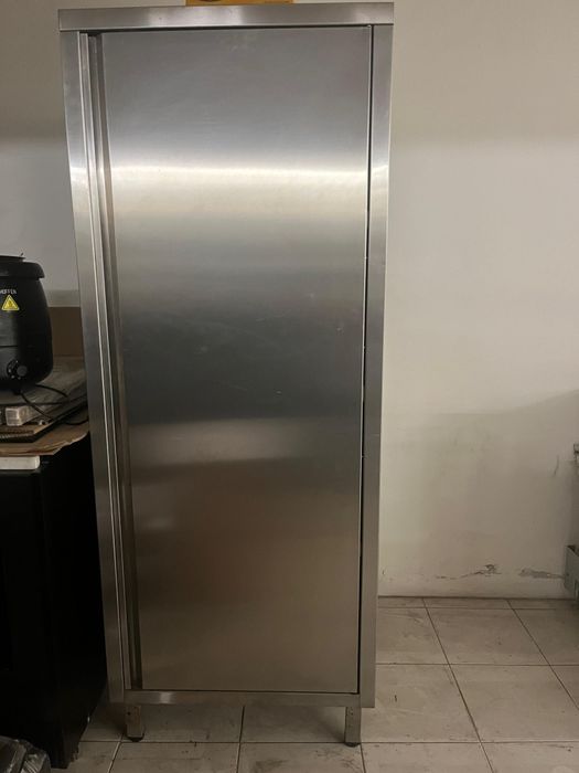 Armário em inox com prateleiras