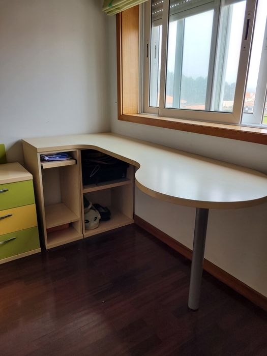 Conjunto Mobília Jovem (Cama, Prateleiras, Secretária, Cómodas)