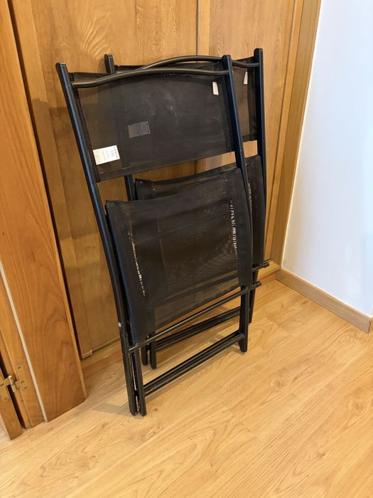 Vendo 2 cadeiras cor preto usadas