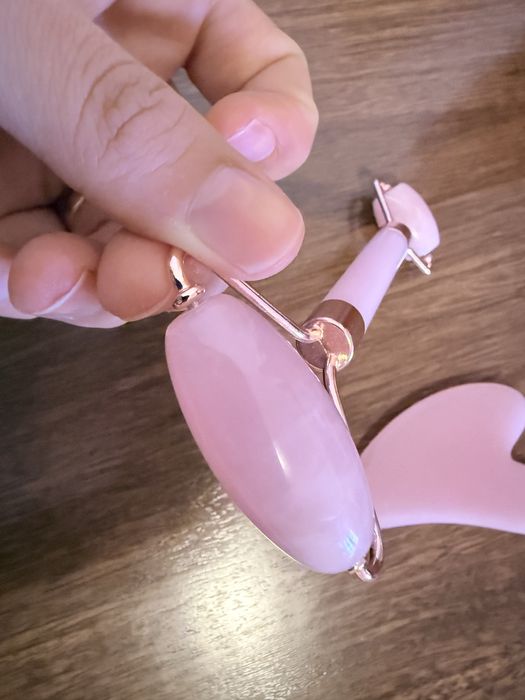 Kit Rolo Facial + Gua Sha Quartzo Rosa - Como Novo