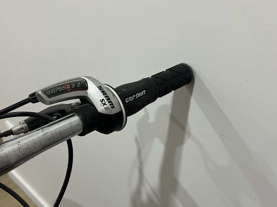 Bicicleta cinzenta / prateada