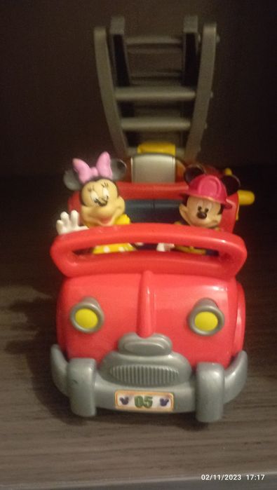 Carrinho dos bombeiros do Mickey com três figuras luzes e som