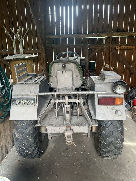 Traktor ESIOK 18