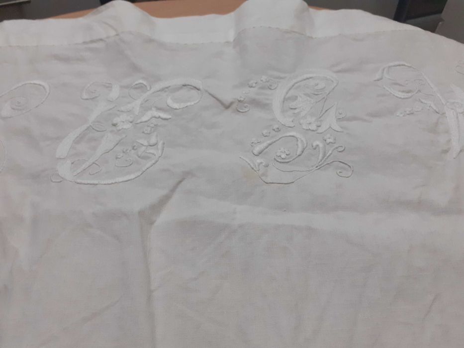 Pano branco em linho, com bordado à mão