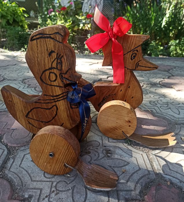 Іграшка-каталка для дітей